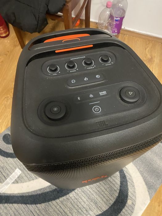 Vand boxa JBL  , o detin de 2 luni