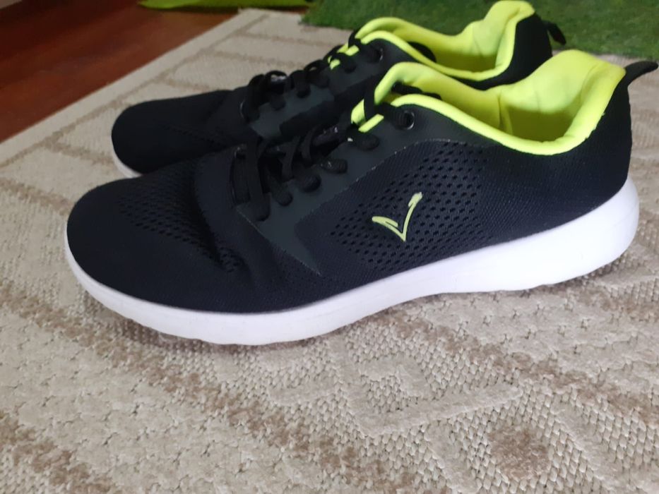 Продам кроссовки мужские