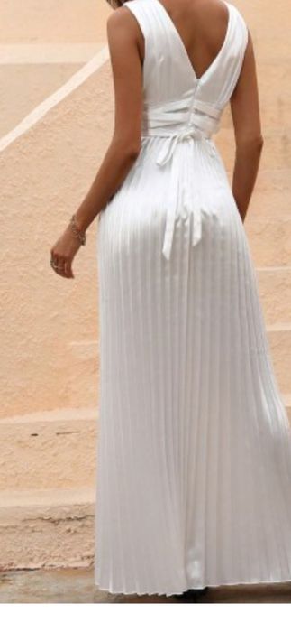 Rochie alba. Materia lucios