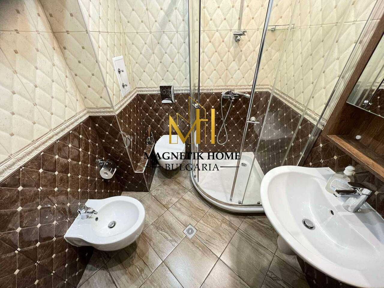Луксозен тристаен апартамент в тиха уличка на метри от морската