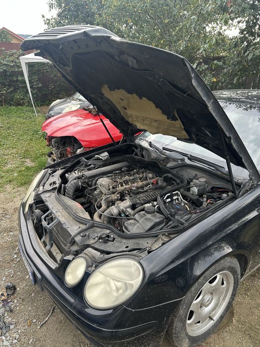 Dezmembrez mercedes e200