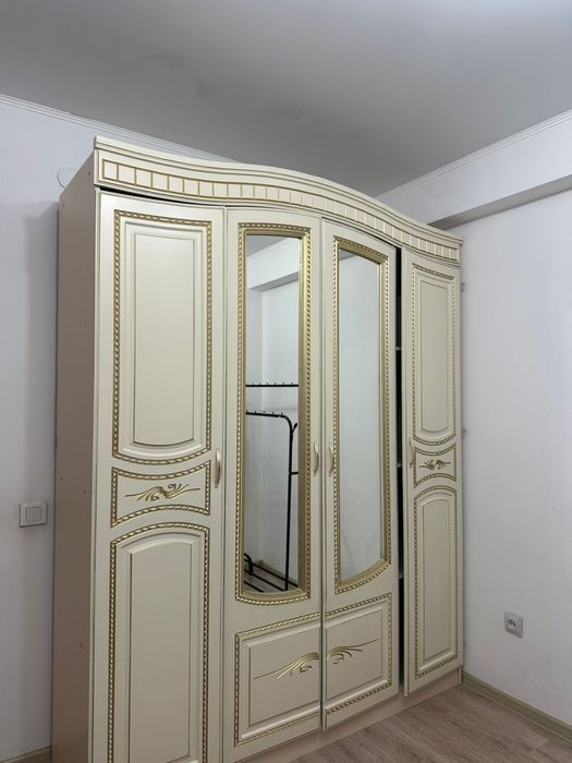 Продаю кухонный гарнитур и шкаф в спальне с тумбочками
