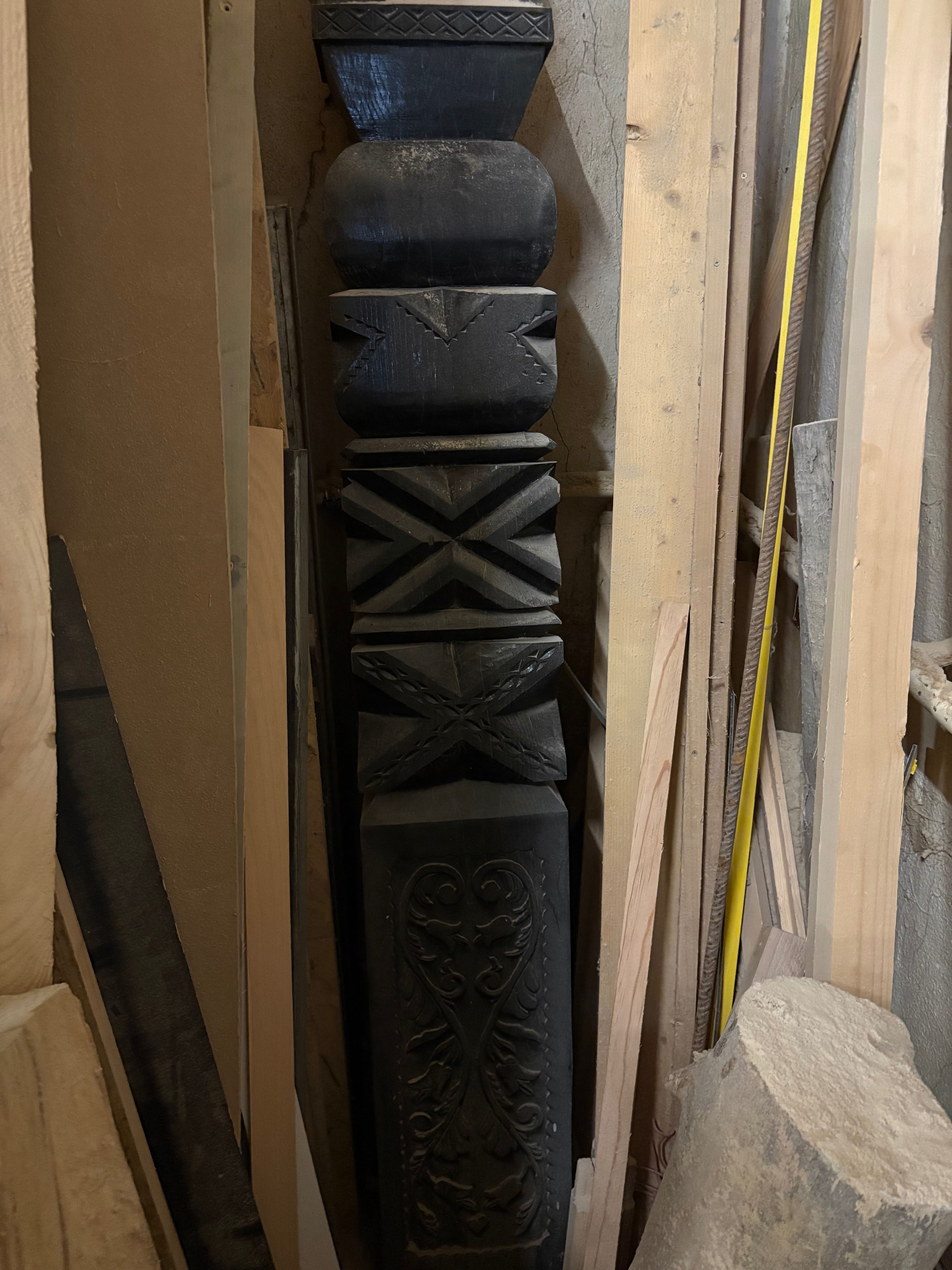 Stalp funeral lemn sculptat