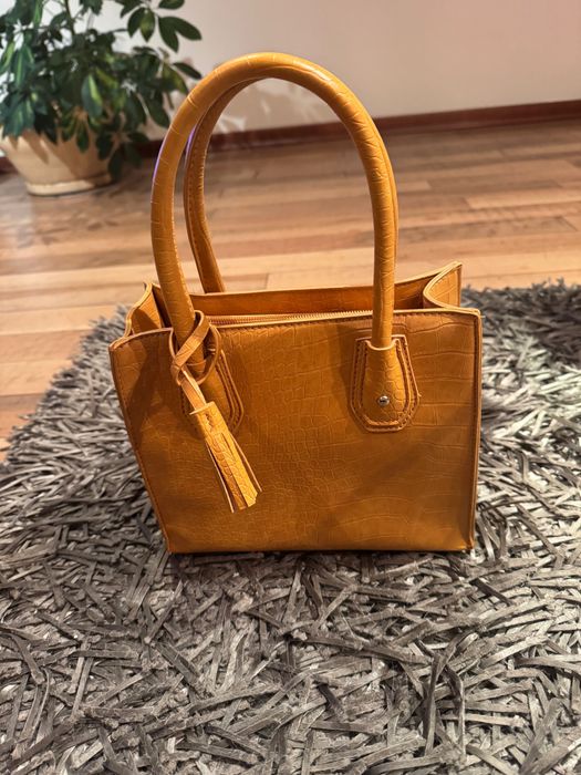 Нова жълта нова чанта