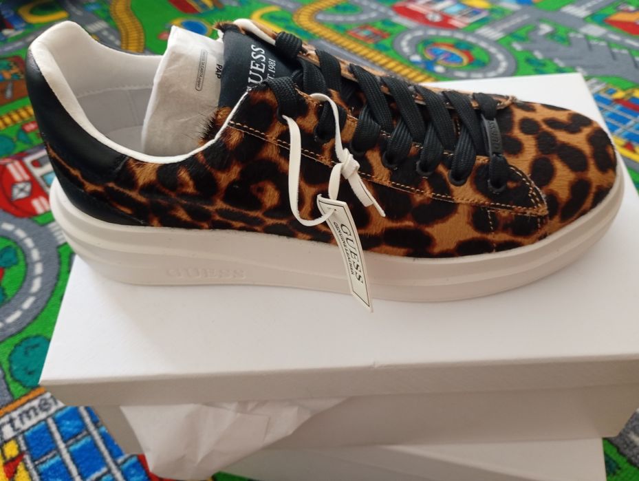 Vând papuci Guess