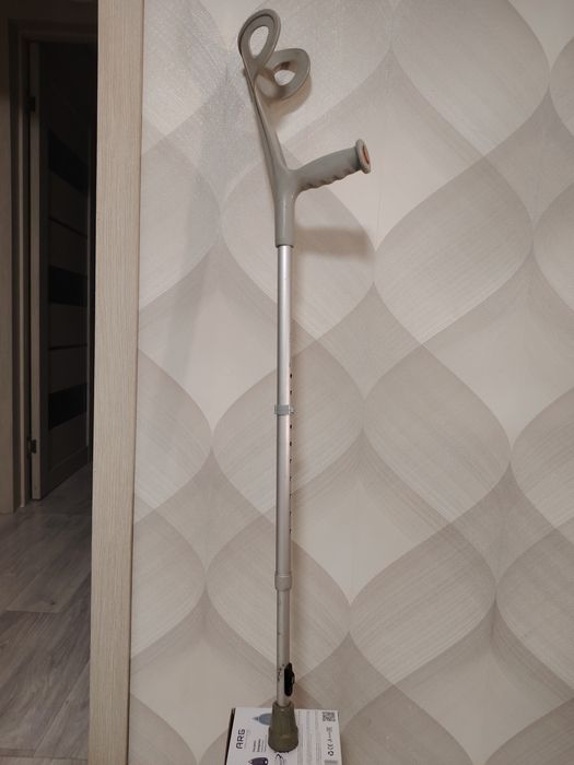 Костыли (ль) с подлокотником  алюминиевый, регулируемый по высоте один