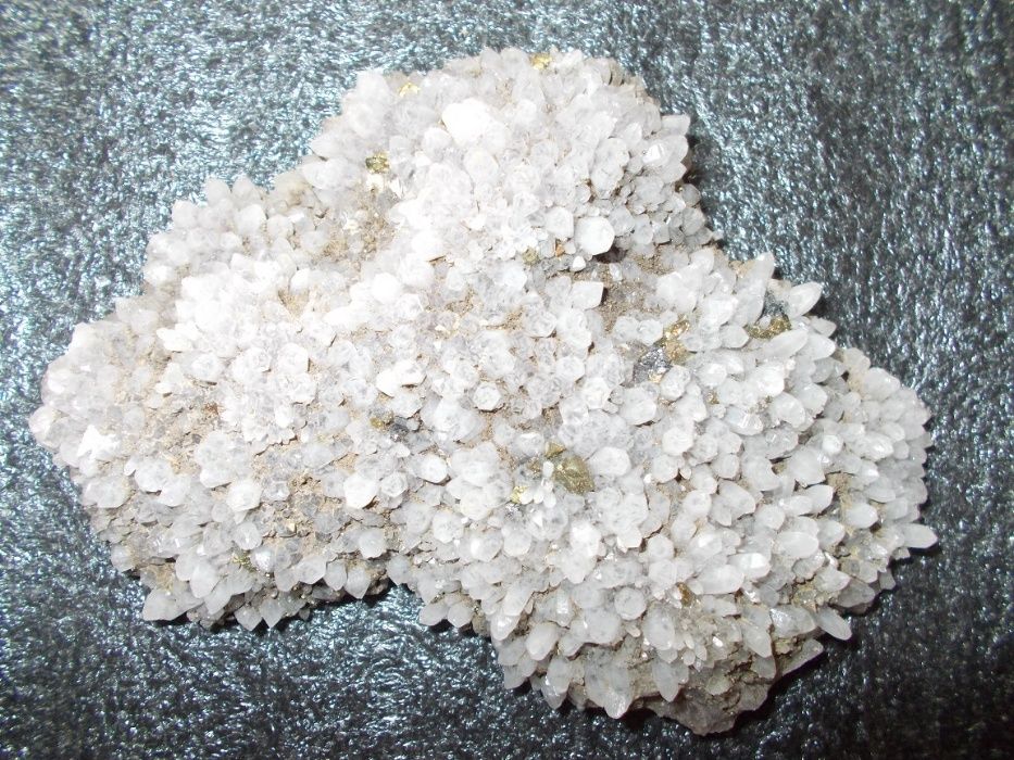 raritate,bucata geoda cristalecuart cuintruziuni metalice,cam 3,5kg