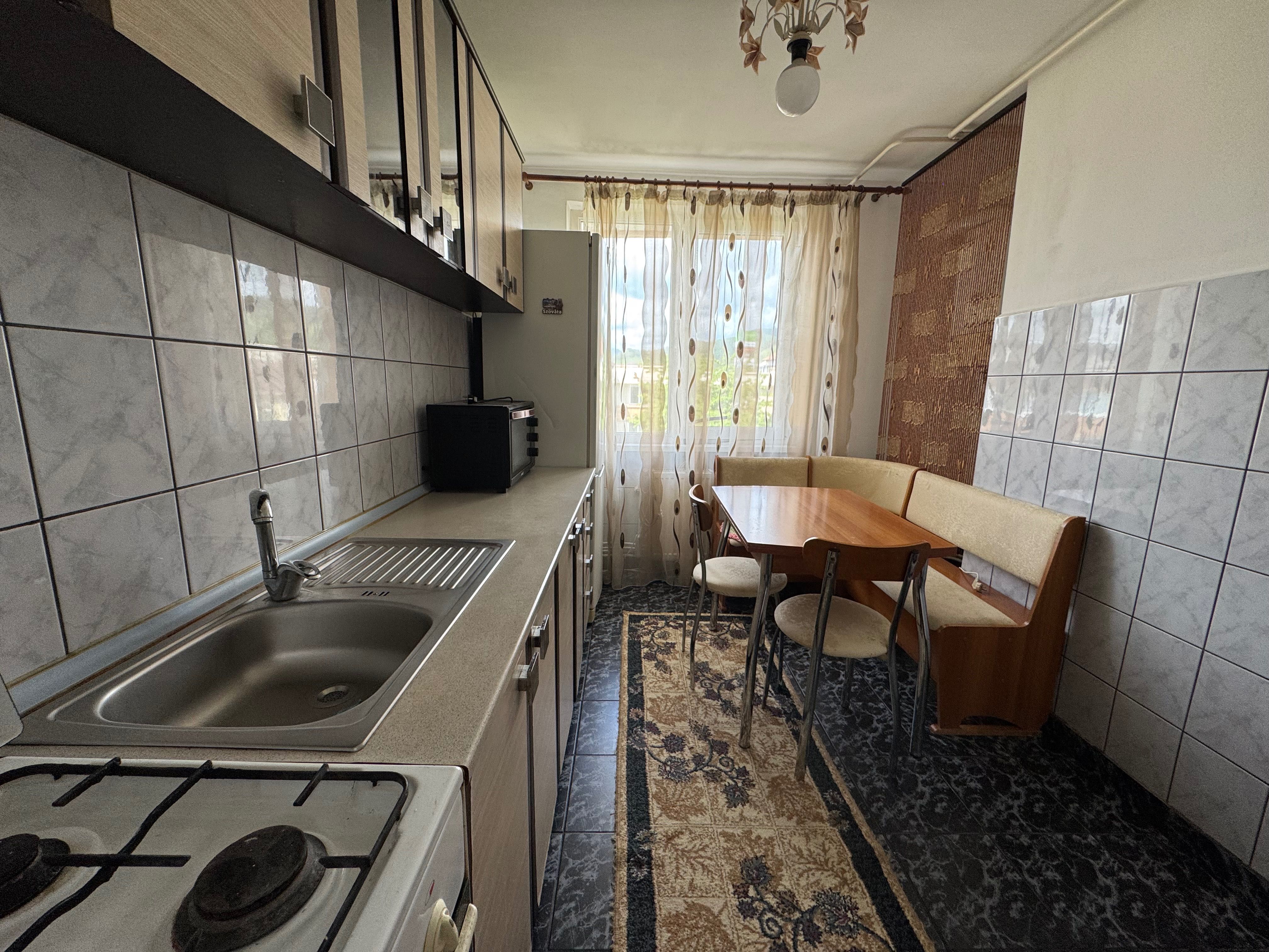 Închiriez apartament mobilat - 3 camere in Precista