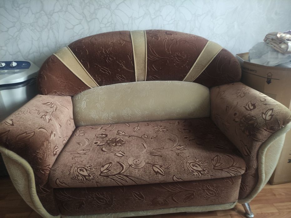 Продам мини диван хорошом состояние, раскладываться, очень удобная