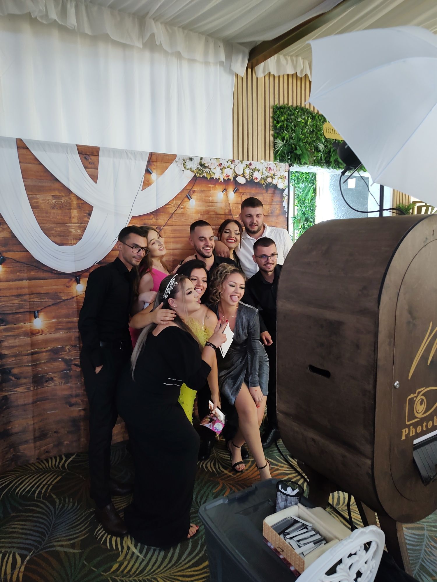 Cabina foto vintage / Photobooth , fum greu pentru dansul mirilor
