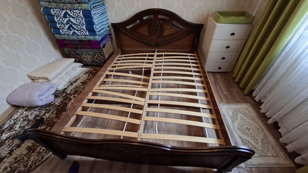 Двуспальная деревянная кровать(в харошем состоянии)