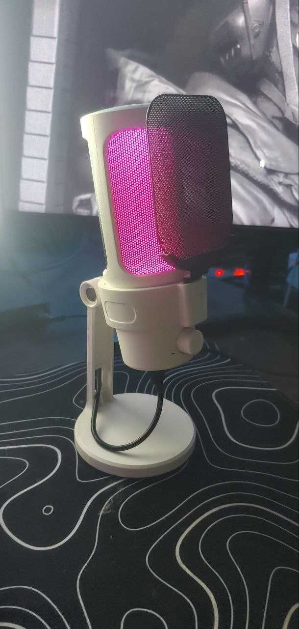 Белый микрофон RGB