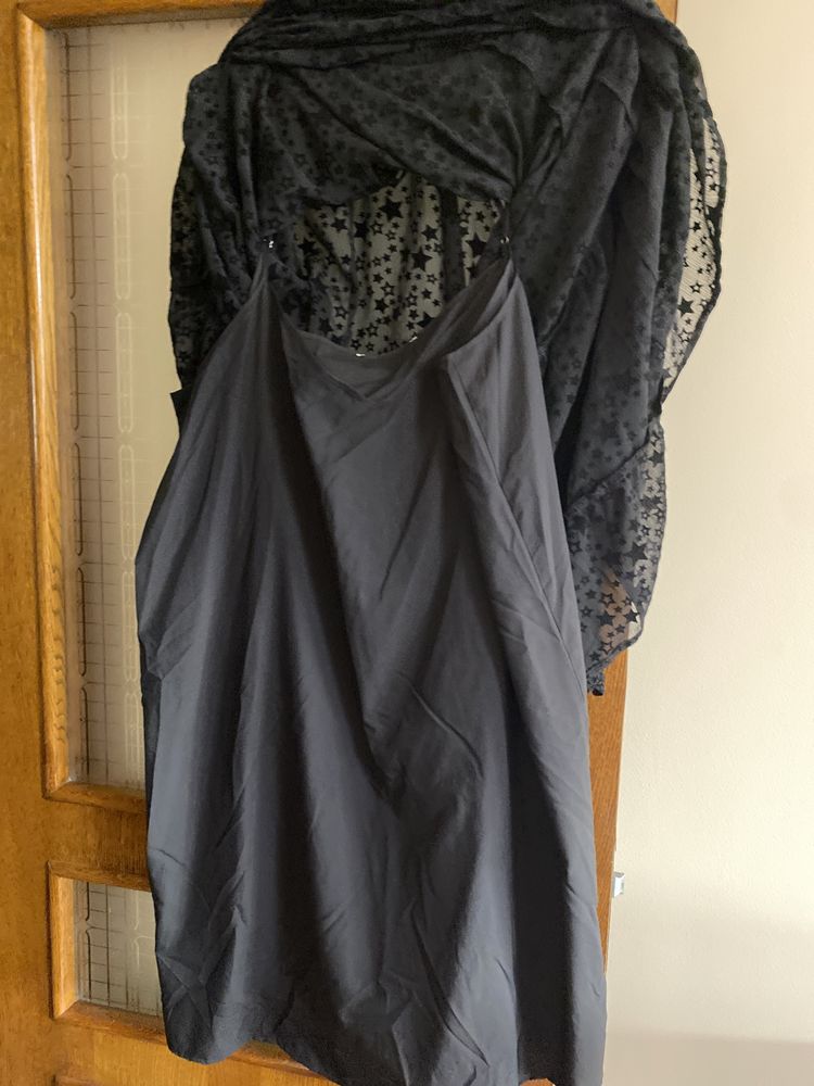 Rochie de culoare neagră cu mâneca lunga