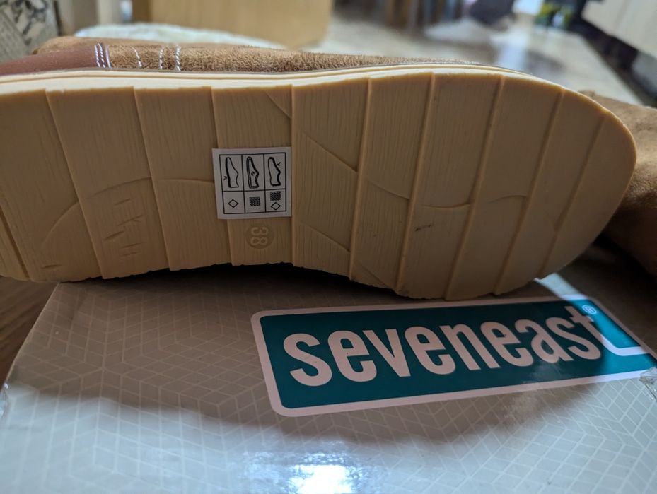 Vand o pereche de cizme imblanite,piele intoarsa