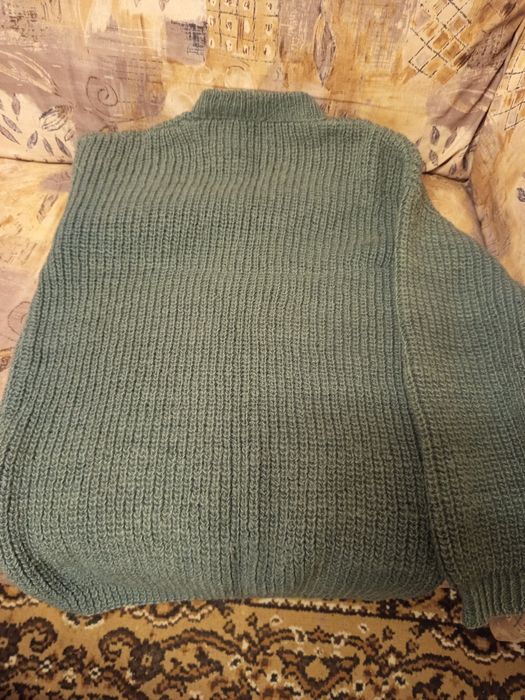 Вълнен ръчно плетен пуловер