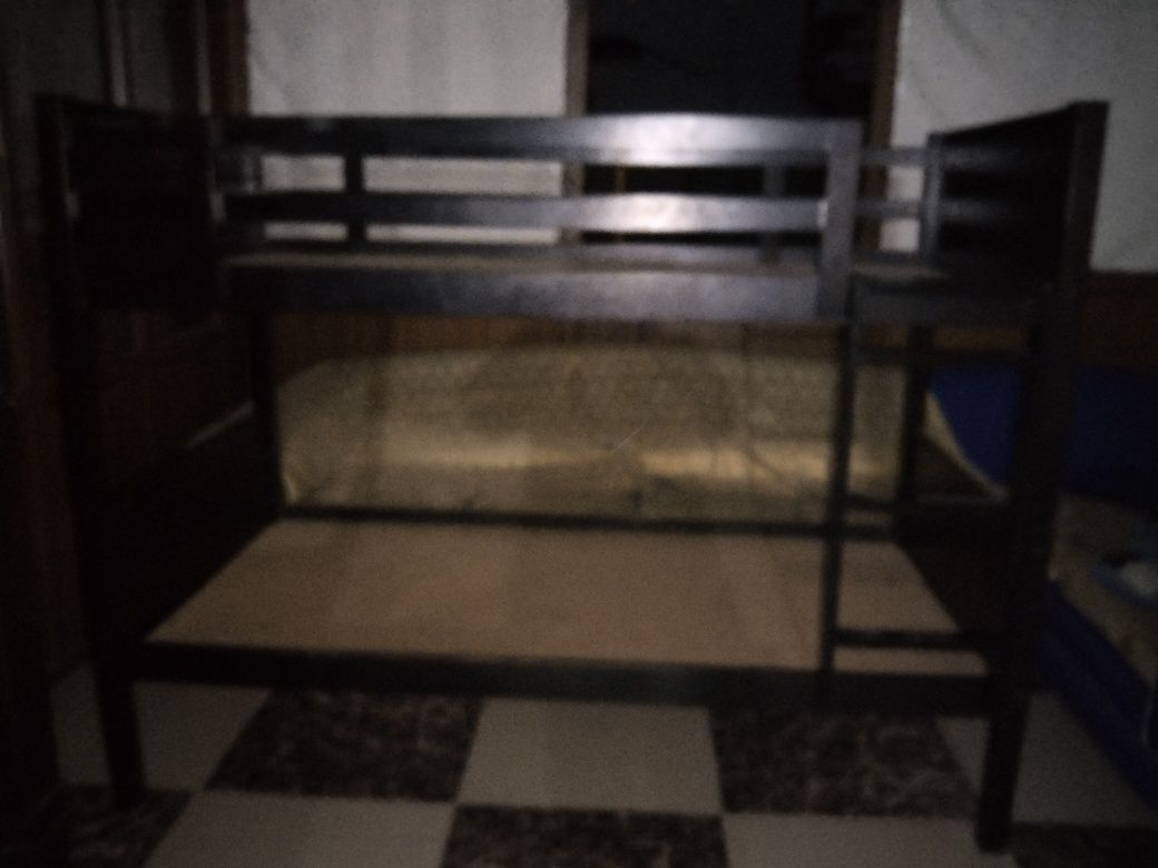 Спальняя кровать деревянная
