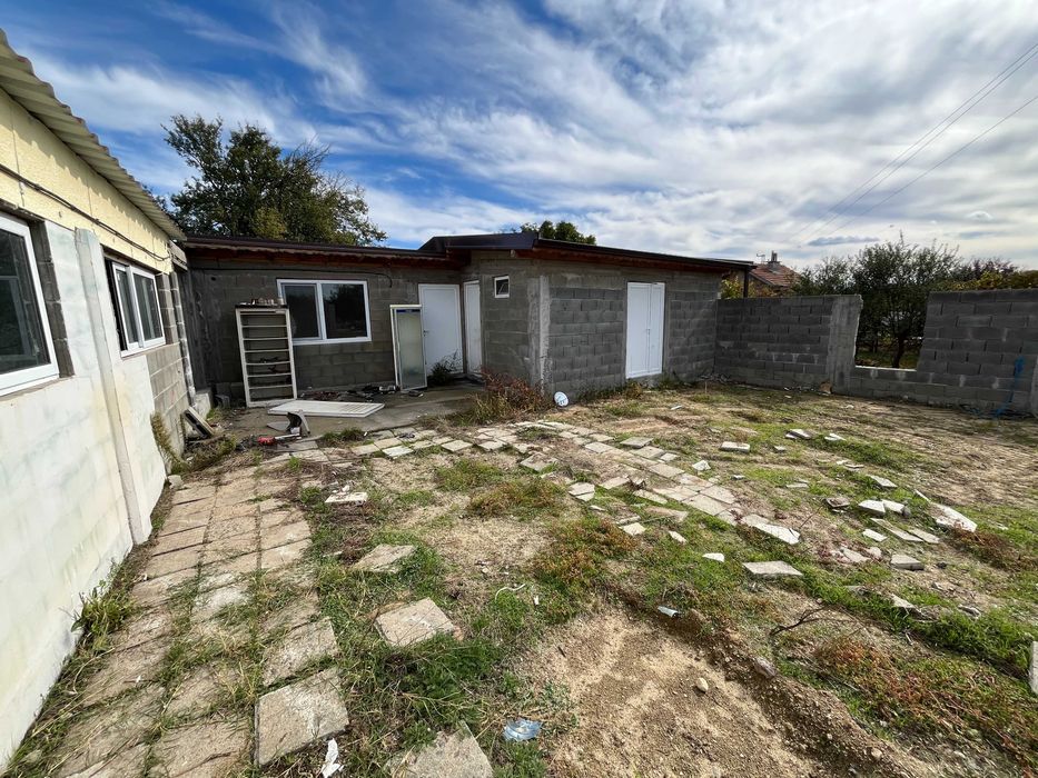 Продава се работеща ферма с мандра и сондаж – с. Черганово, Казанлък