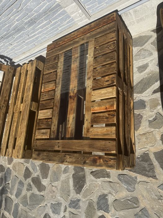2 bancute si o masa  1700 lei negociabil mesaj in privat