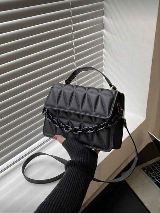 Черна чантичка през рамо