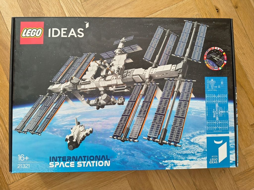 Lego ideas Space station 21321 и Lego creator 3 in 1, 31136