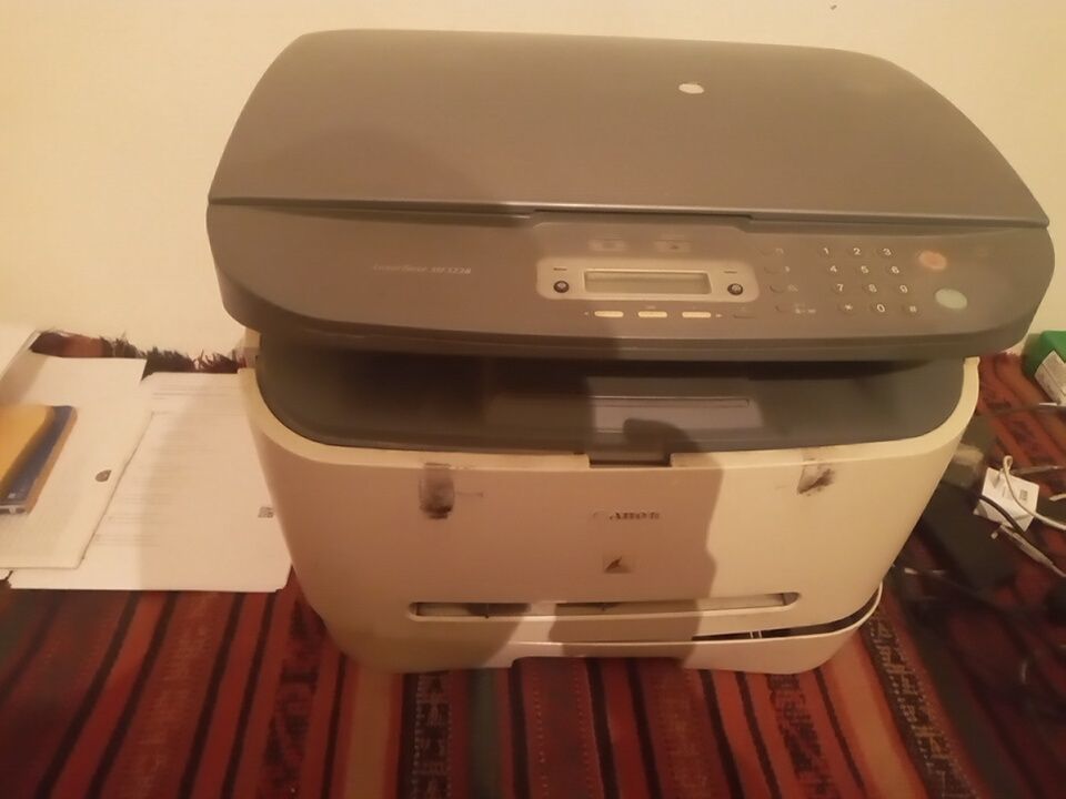 Printer canon. Ishlatilgan, eski. Oldida singan joyi bor