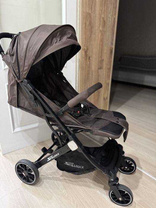 Прогулочная коляска коричневая