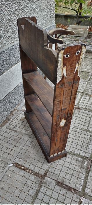 Етажерка с дърворезба
