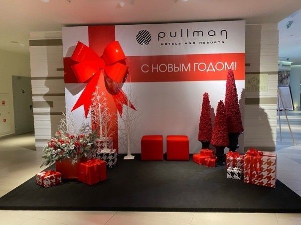 Фотозона на новый год, баннер, паетки, декор входной группы.