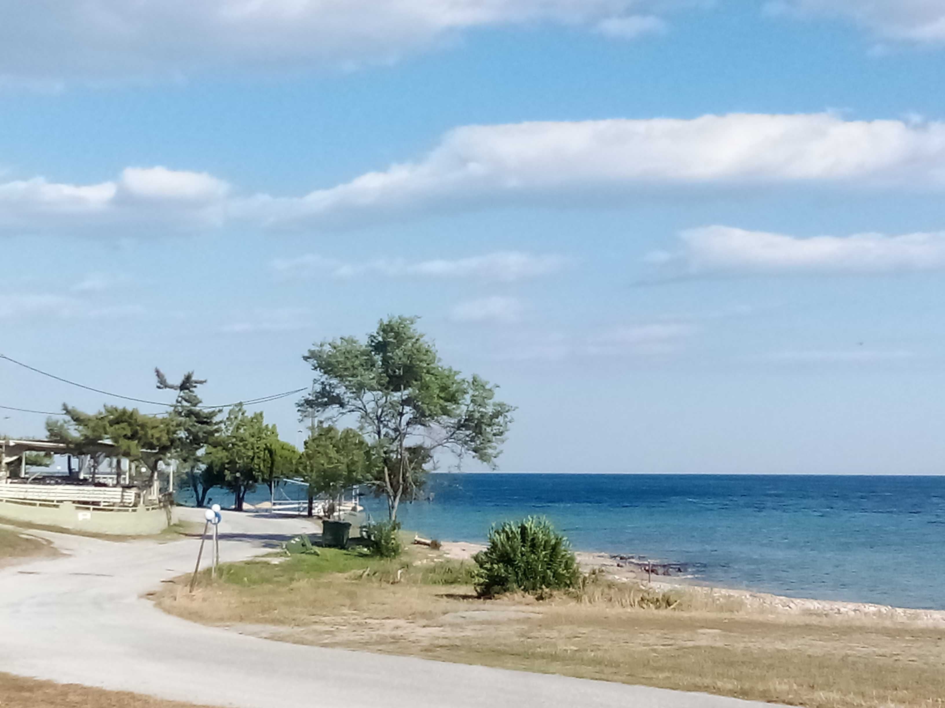 Нощувки за 3+1 в бунгало до плаж в Кариани - 65 евро.