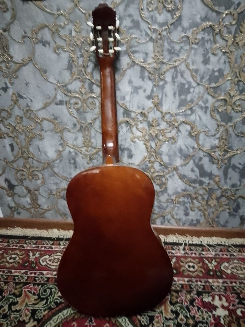 Gitara akustik klasichiskiy b/u