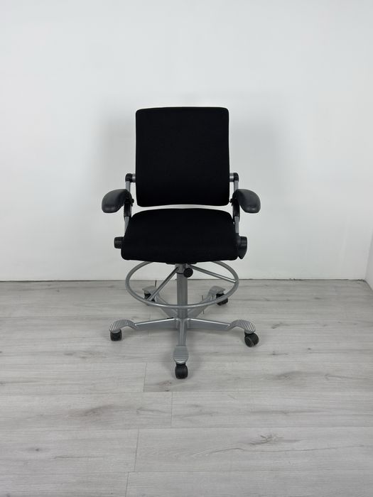 Въртящ се офис стол HAG, с черен плат Алуминийева звезда обзавеждане