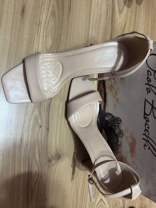 Елегантни дамски бежови обувки на ток