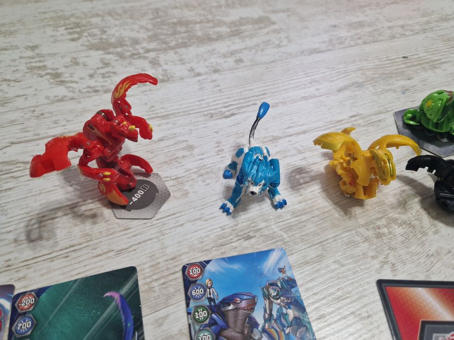 Vând bakugan ca noi
