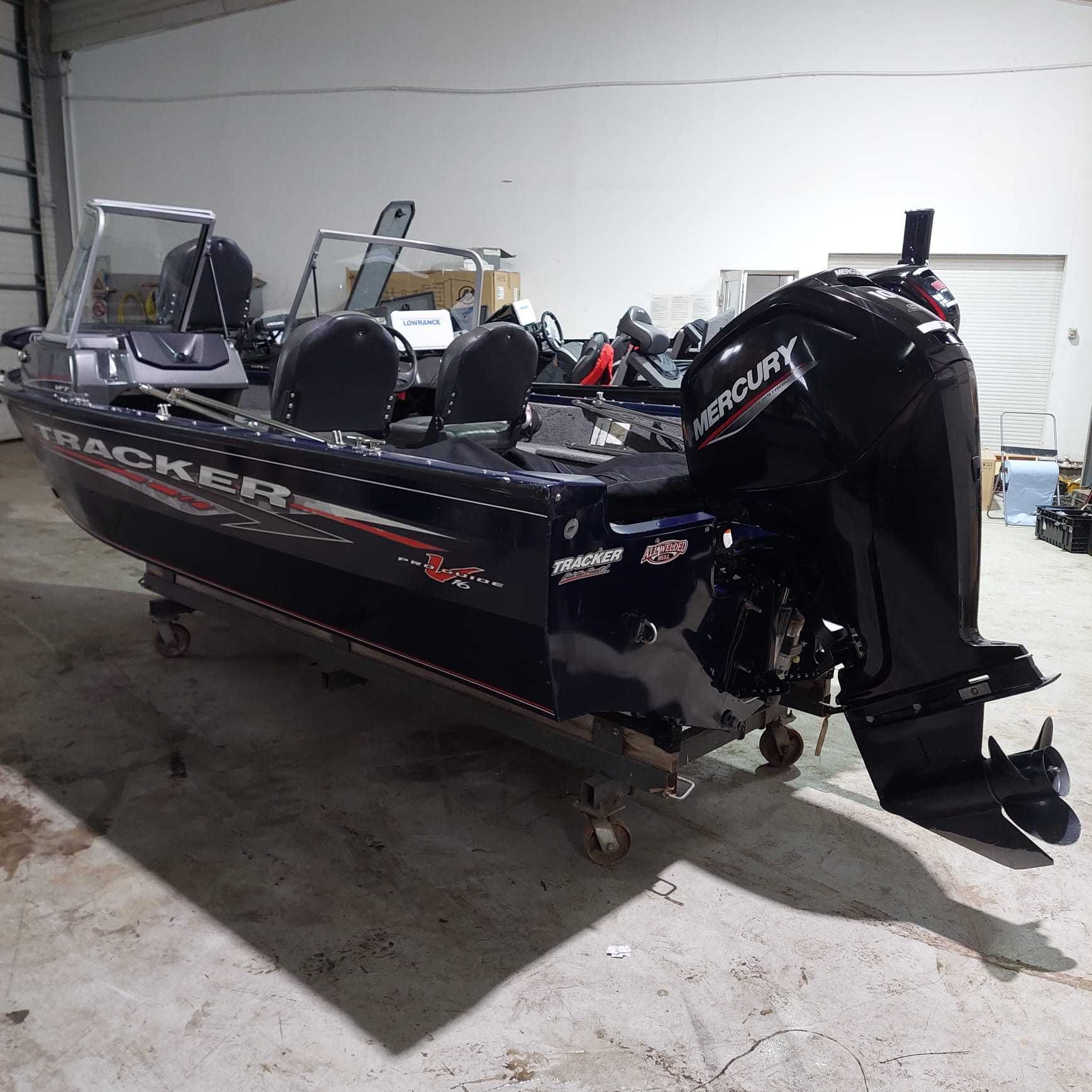 Tracker PRO GUIDE V–16 WT