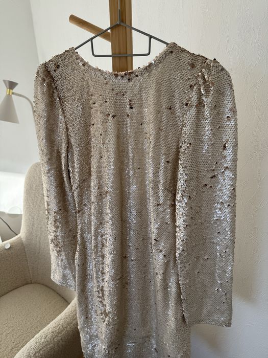 Блестяща рокля в цвят пясък