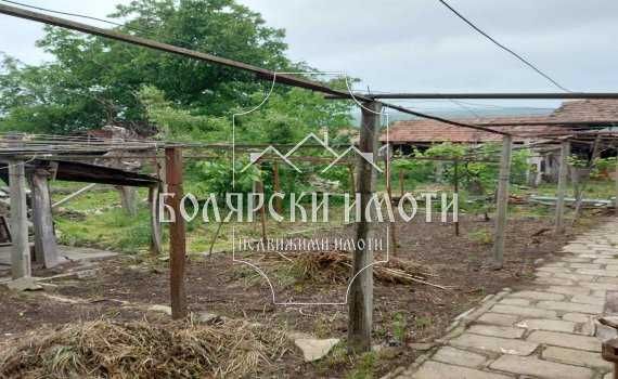 Монолитна двуетажна къща с двор, пристройка и търговско помещение