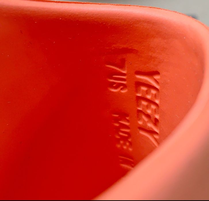 Papucii yeezy slides