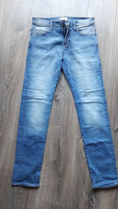 Vând blugi
Ba basic maro 38/28
New Sky 31 gri închis 
Skinny & denim g