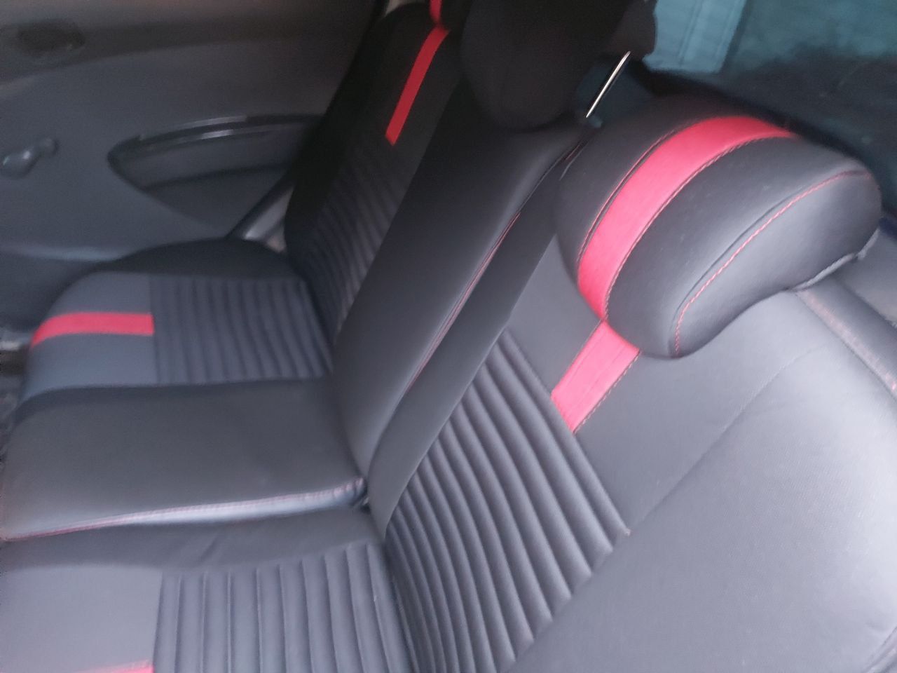 Automobil spark yili 2014 4ta joyida pyatnosi bor qogan joyi toza.