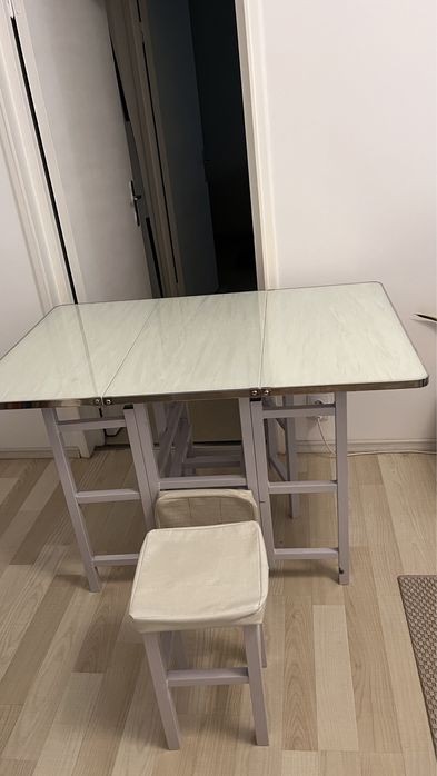 Masa cu scaune si scaune bar