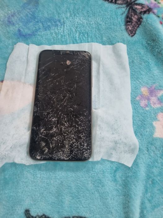 Vand iphone 11 pro piese și iphone xs max mere dar nu încarcă bn
