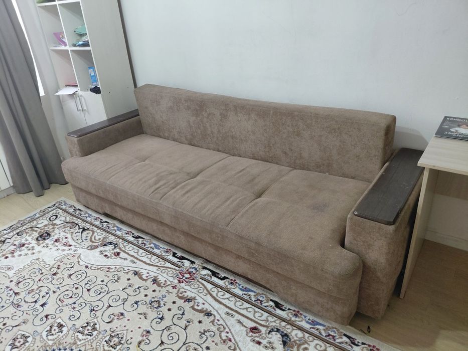 Продам Диван в среднем состояний