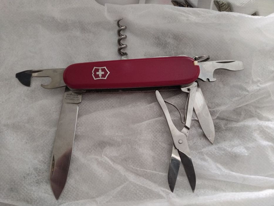 Victorinox turidagi original ko‘p funksiyali pichoq sotiladi.