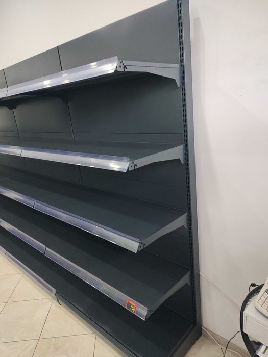 Метални стелажи за магазин или склад