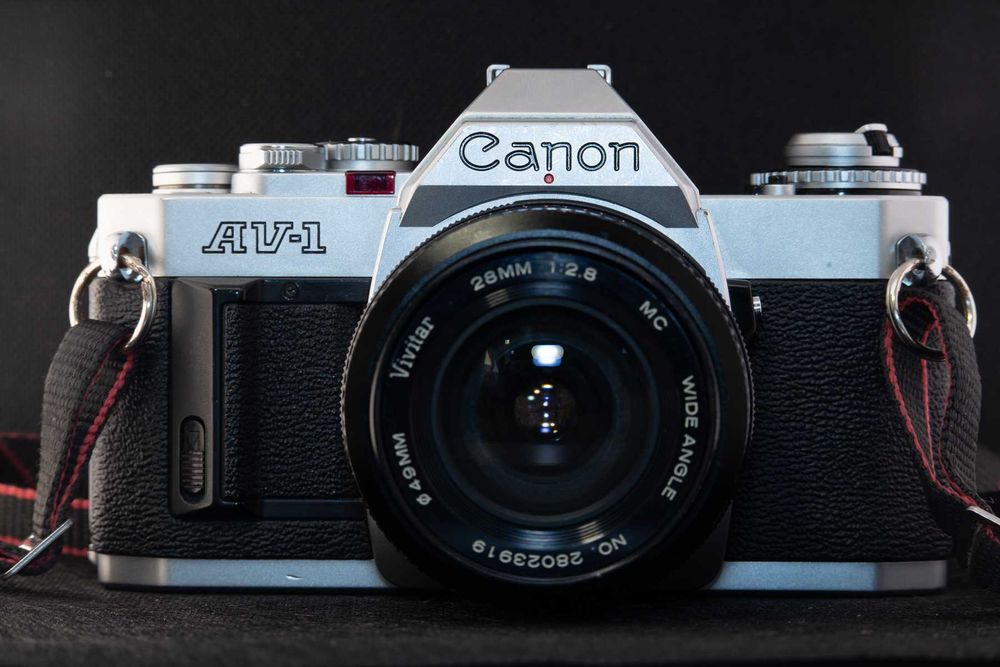 Aparat film Canon AV-1 cu doua obiective 28mm si tele