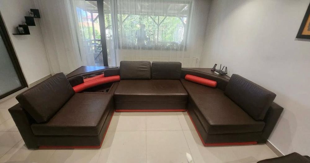 Colțar in formă de U plus masa din sticla