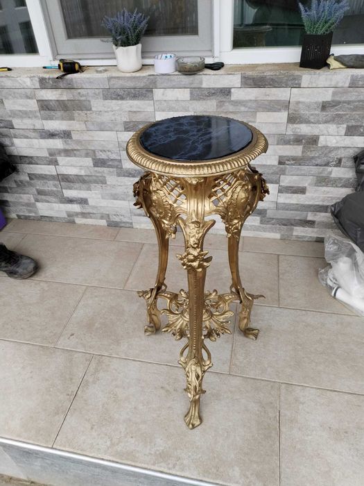 Set mobila din fontă. 3 scaune+masa+suport pentru flori.