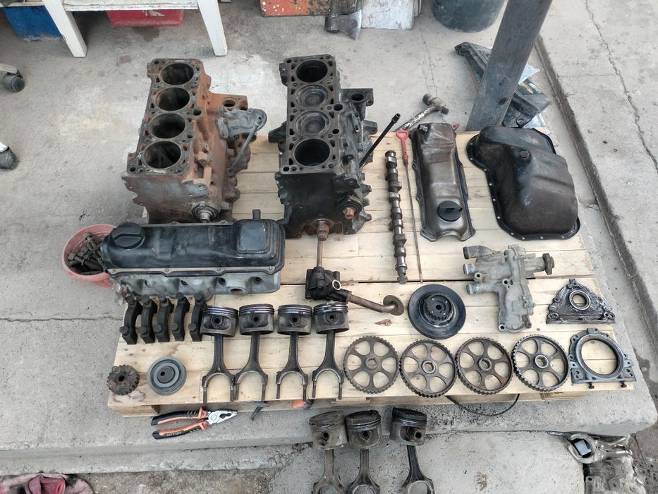 матор на ауди  пассат 1.8 блок галовка каленвал распредвал шкив шатун