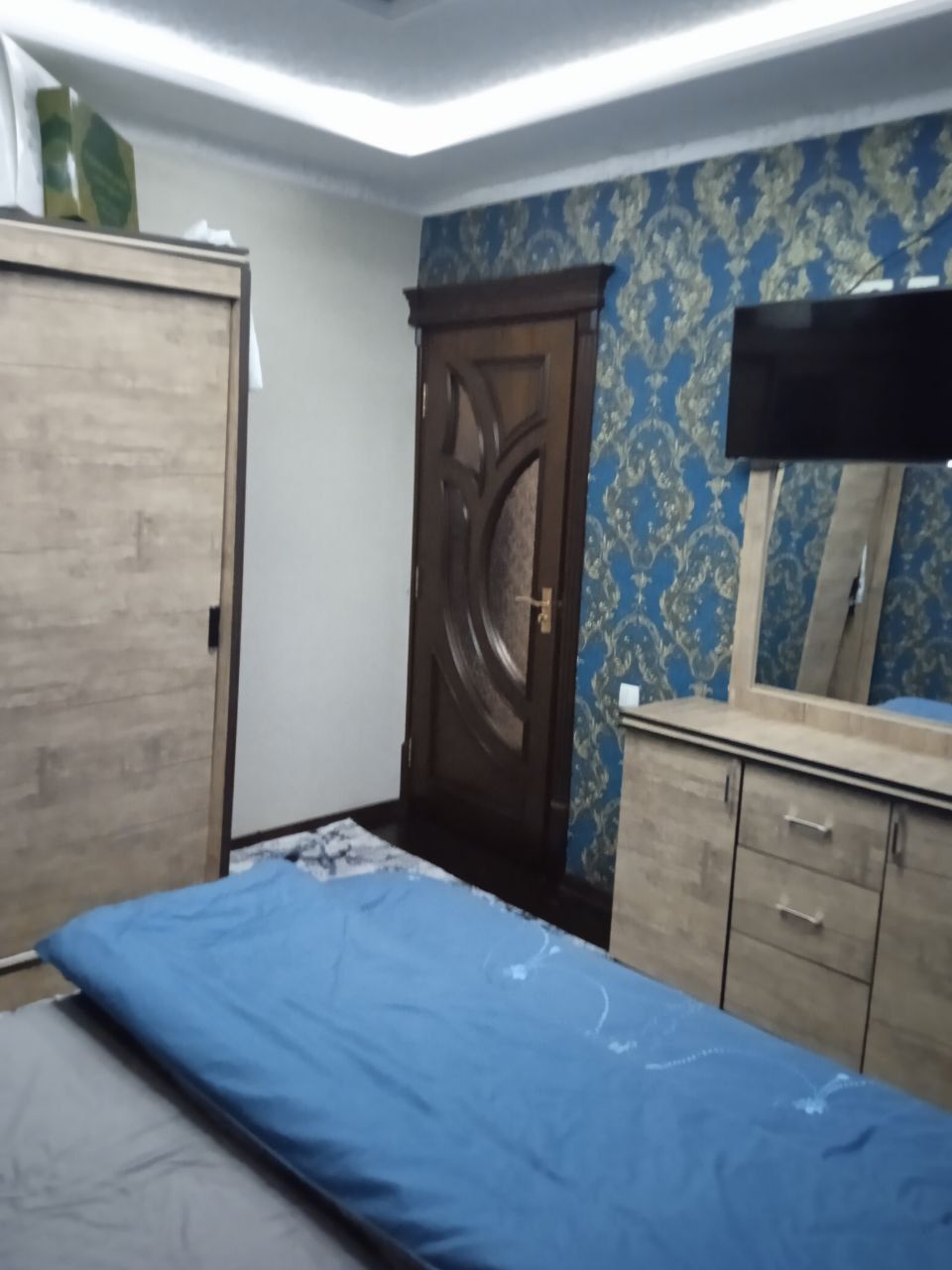 Уй сотилади 3 хонали евро ремонт 77кв  4 этажли 4 к,аватда  жойлашган