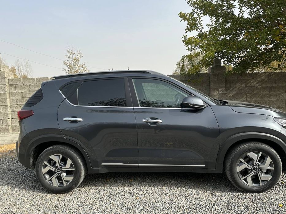 Kia Sonet mokriy asfalt